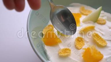 美味的酸奶早餐碗的特写镜头，<strong>里</strong>面有<strong>水果</strong>、玉米片和<strong>勺子</strong>